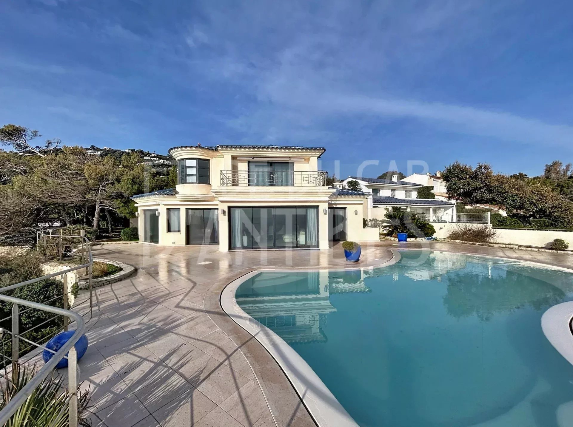 Villa pieds dans l’eau à Roquebrune-sur-Argens Villa pieds dans l'eau avec piscine à Roquebrune-sur-Argens, accès à la mer et vue panoramique.