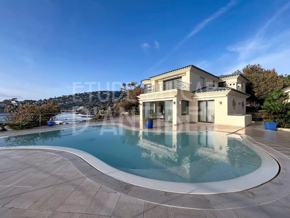 Villa pieds dans l'eau avec piscine chauffée et accès à la mer à Roquebrune-sur-Argens.