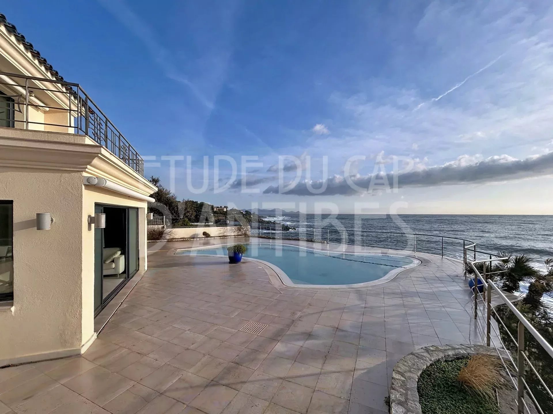 Villa pieds dans l’eau à Roquebrune-sur-Argens Villa avec piscine et accès à la mer à Roquebrune-sur-Argens, vue panoramique sur la mer.