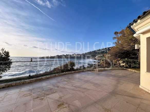 Terrasse d'une villa avec vue sur la mer à Roquebrune-sur-Argens