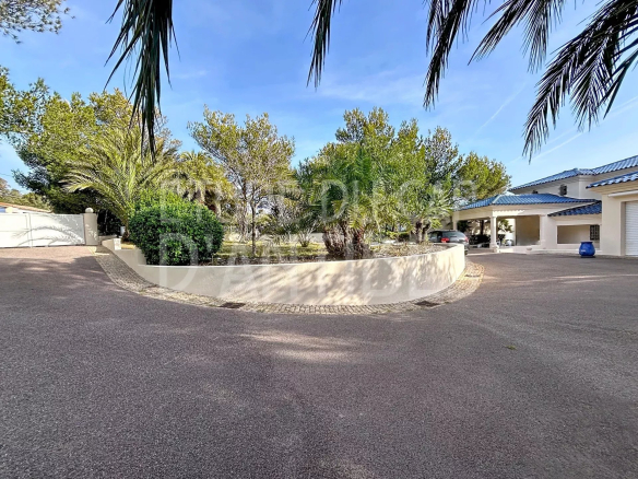 Entrée de la villa 'Pieds dans l'eau' avec végétation et allée à Roquebrune-sur-Argens.