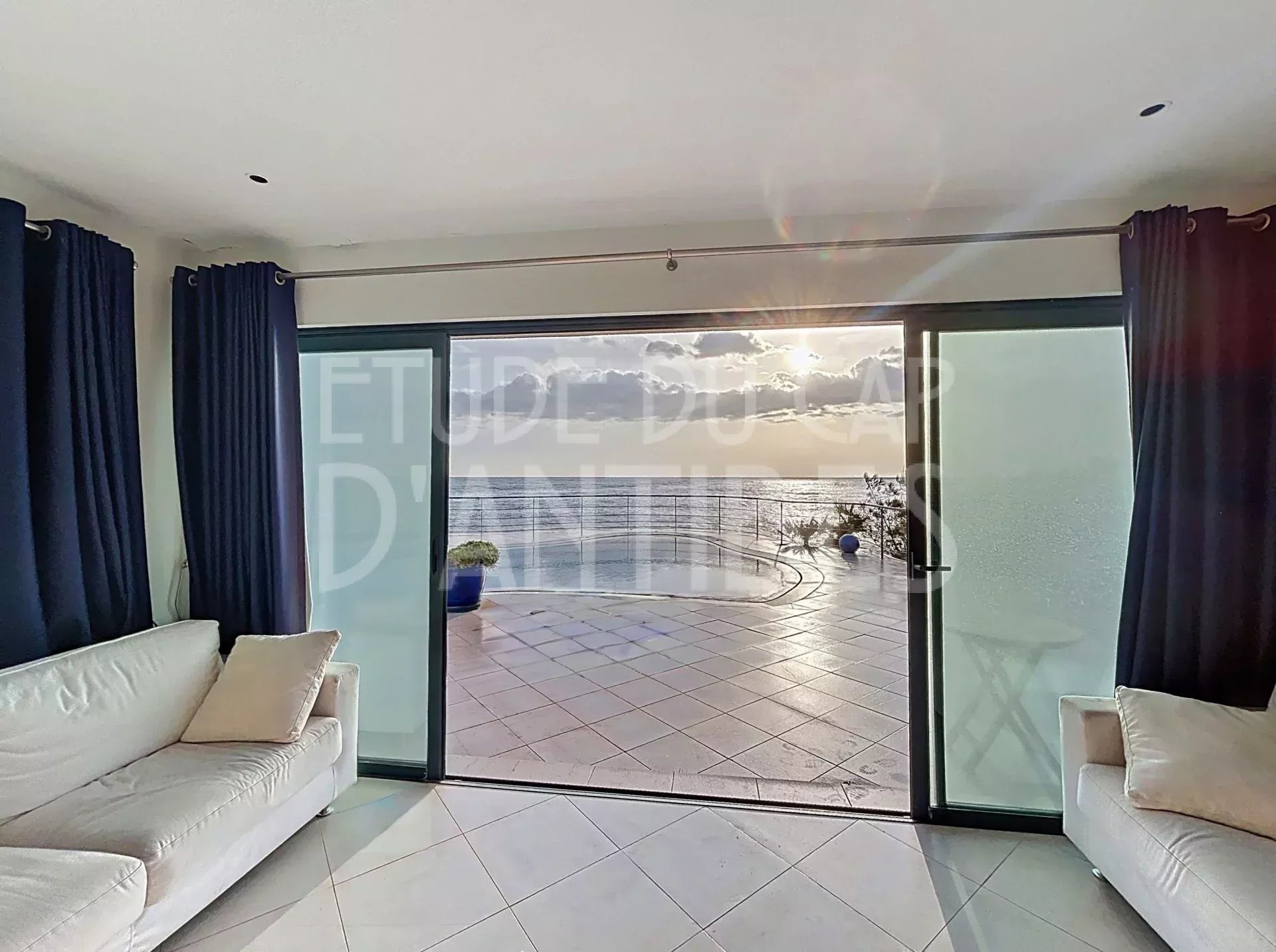 Villa pieds dans l’eau à Roquebrune-sur-Argens Intérieur d'une villa avec vue sur la mer, grandes baies vitrées et salon lumineux.