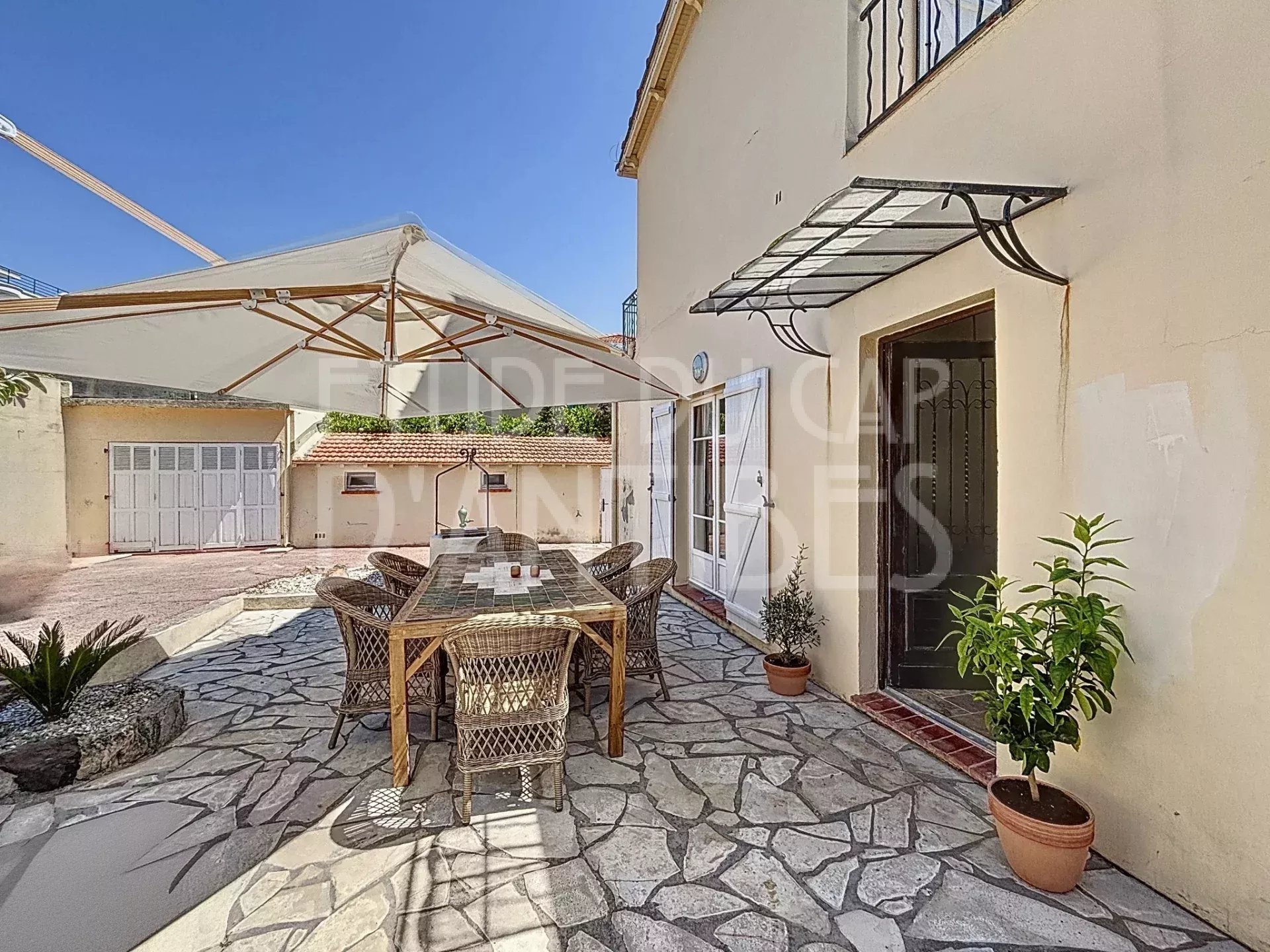 House terrace in Antibes Terrace of a detached house in Antibes with outdoor furniture and shade.