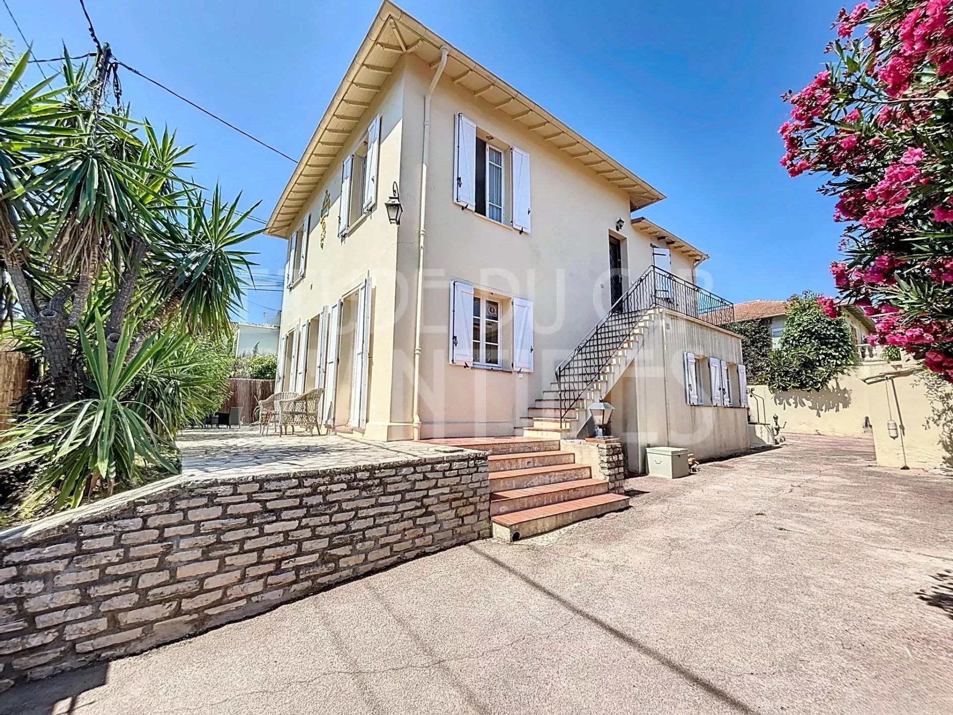 Nice-style house in Antibes Detached house in Antibes with terraces and garden, close to the beaches.