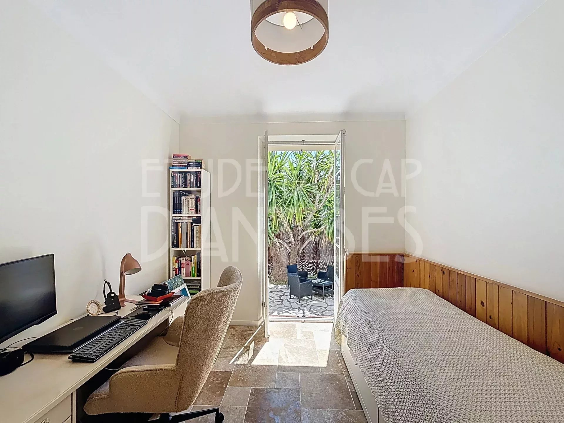 Room in a house in Antibes Room in a house in Antibes with desk and access to a garden.