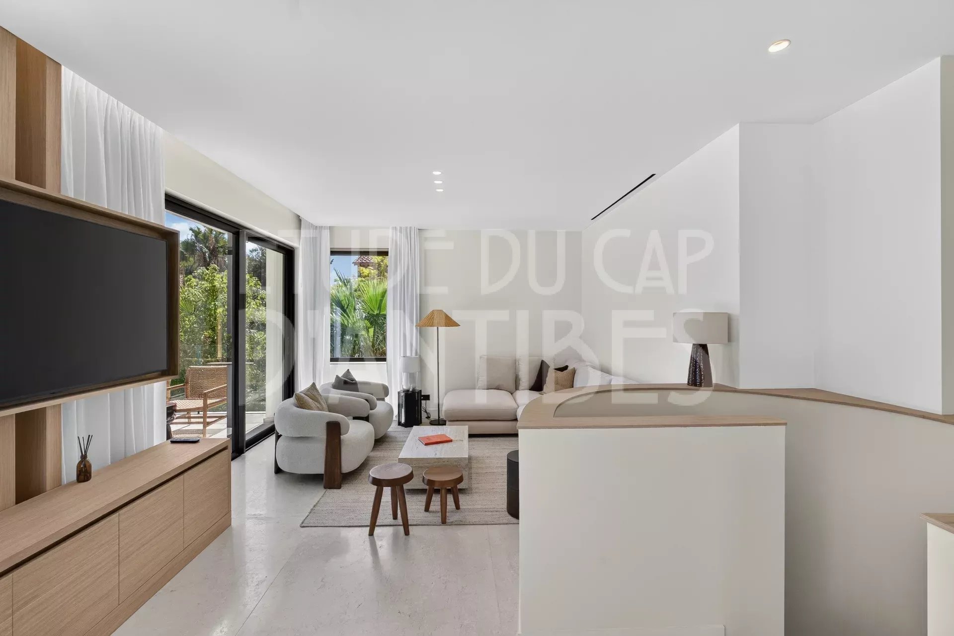 Intérieur d’une villa à Antibes Intérieur d'une villa moderne à Antibes avec salon spacieux et accès à une terrasse.