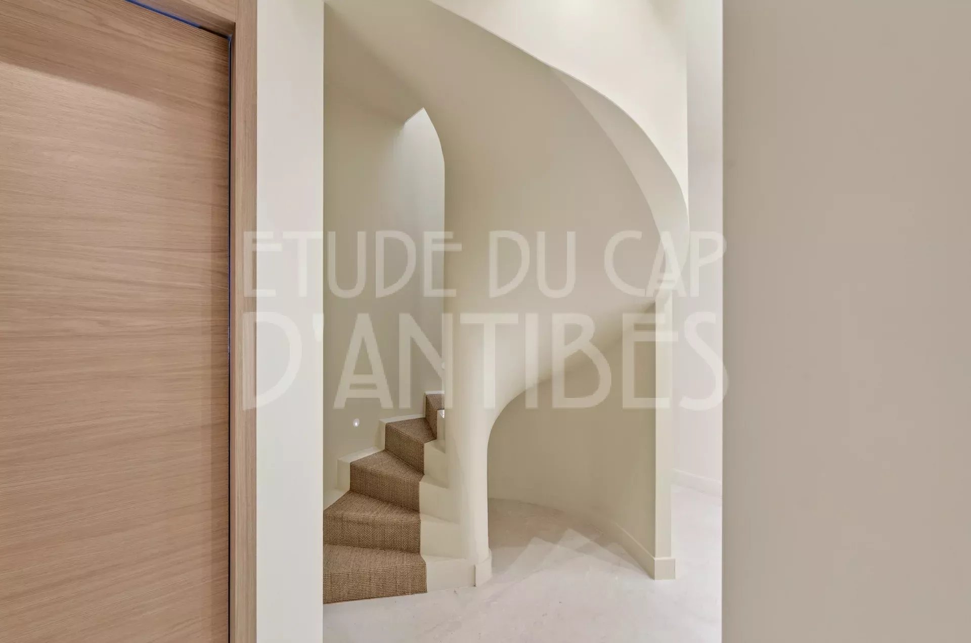 Escalier intérieur de la villa à Antibes Escalier en colimaçon à l'intérieur d'une villa moderne à Antibes.