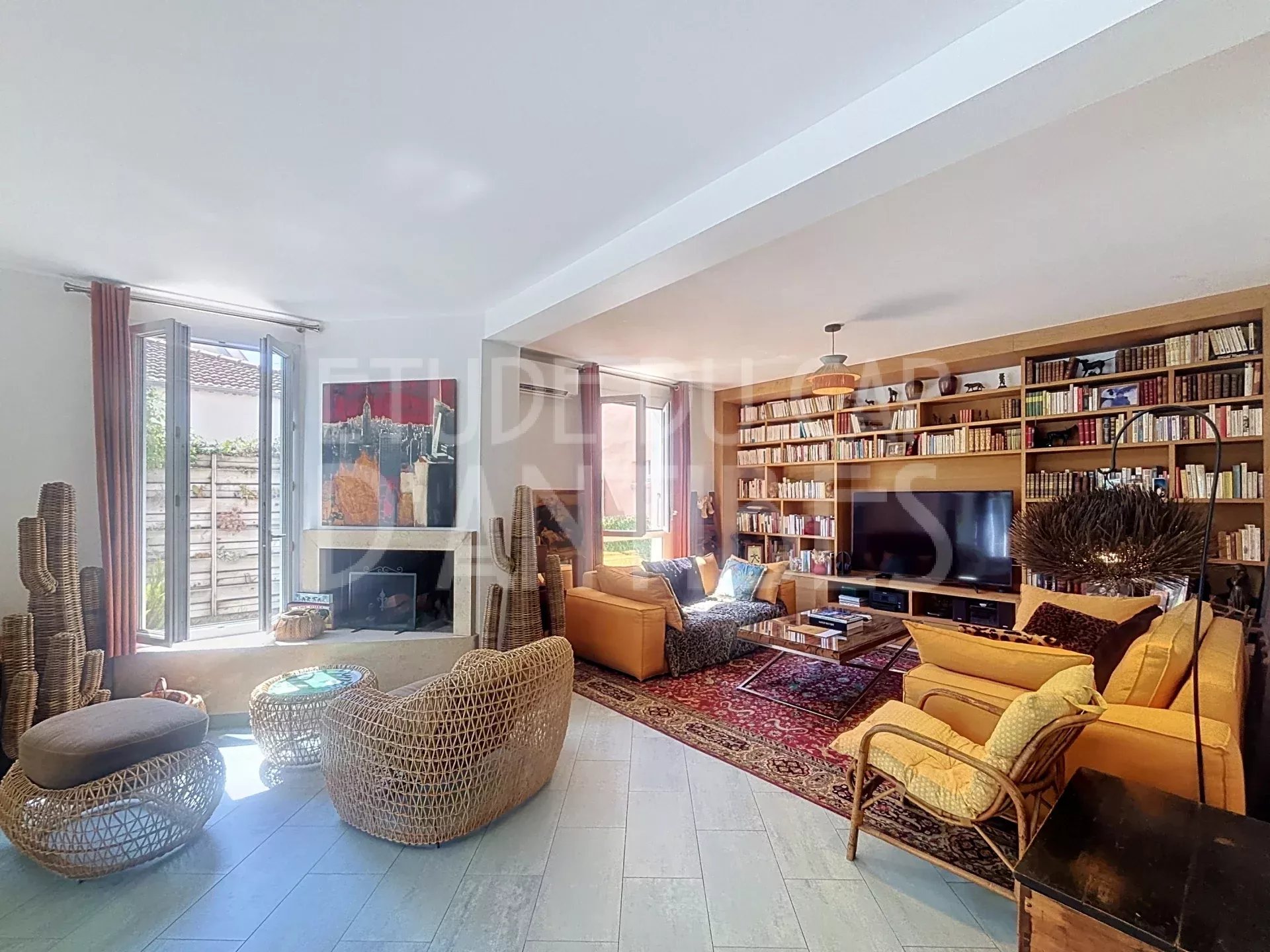 Intérieur d’une villa à Antibes Intérieur d'une villa méditerranéenne à Antibes avec salon lumineux et bibliothèque.