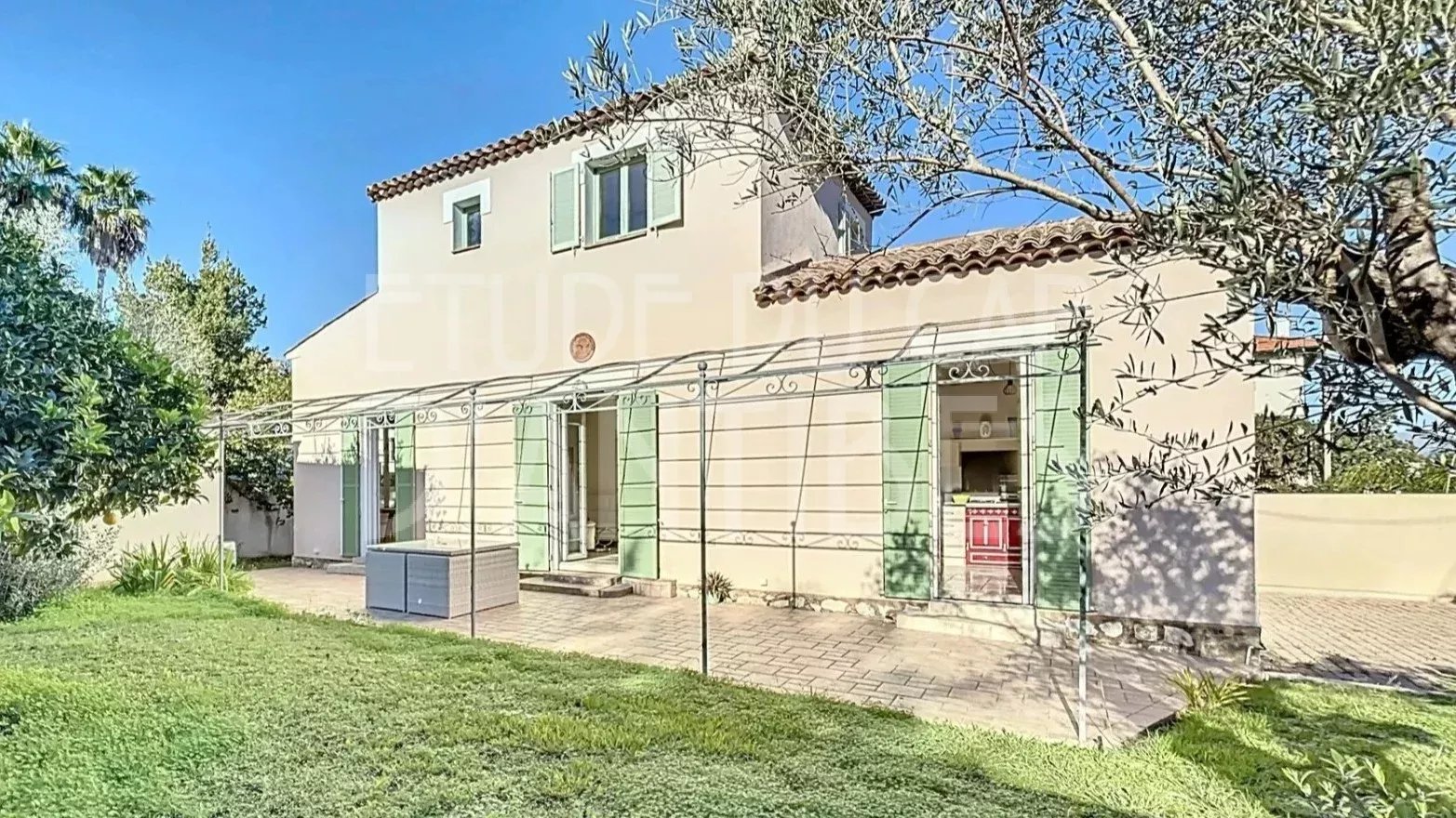 Villa rénovée à Antibes avec jardin et terrasse, proche des plages et du centre-ville.