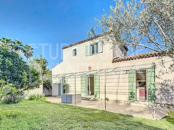 Villa rénovée à Antibes avec jardin et terrasse, proche des plages et commerces.