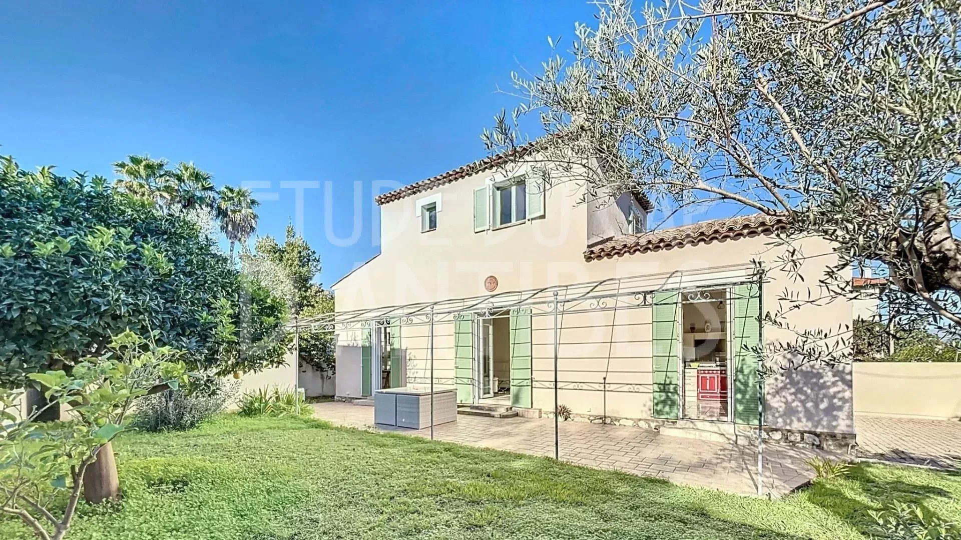 Villa rénovée à Antibes avec jardin et terrasse, proche des plages et commerces.