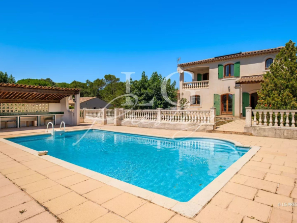 Maison individuelle avec piscine et garage, au calme