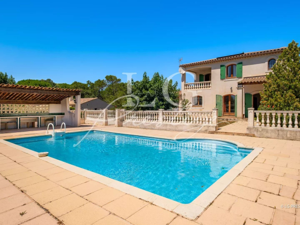 Detached house with swimming pool and garage, quiet location