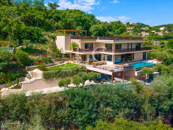 À 10 min de Mandelieu – Villa d’architecte dans domaine fermé