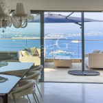 Villa contemporaine à Théoule-sur-Mer : Vue sur la baie de Cannes et les îles de Lérins