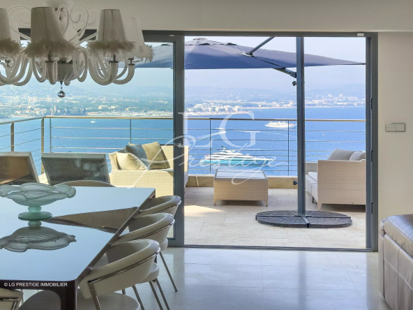 Villa contemporaine à Théoule-sur-Mer : Vue sur la baie de Cannes et les îles de Lérins
