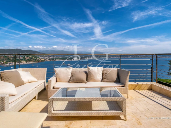 Villa contemporaine à Théoule-sur-Mer : Vue sur la baie de Cannes et les îles de Lérins