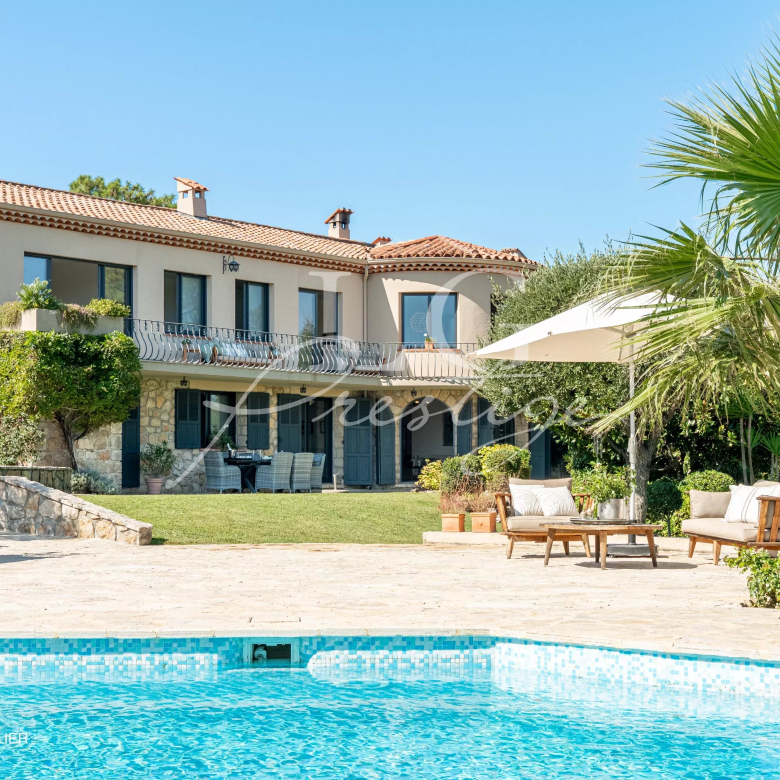 Superbe villa bourgeoise d’environ 275 m² avec piscine