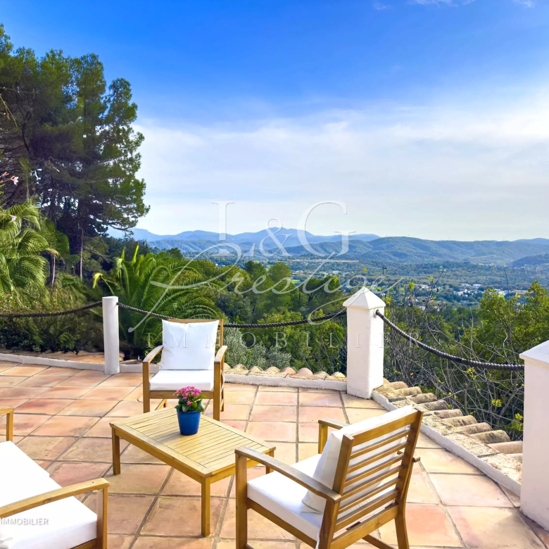 Villa with panoramic sea views for sale in La Nartelle
