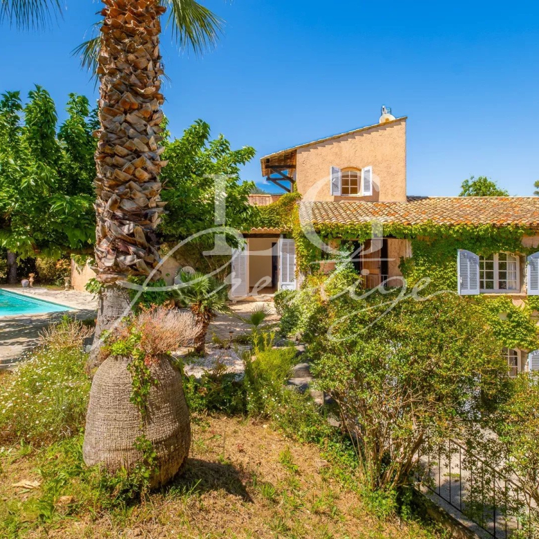 À Vendre Villa Grasse avec Piscine, 9 Pièces, 420m²
