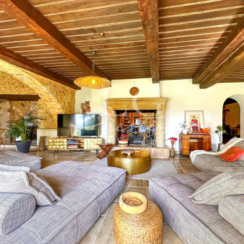 Panoramic view of the sea and the Estérel mountains