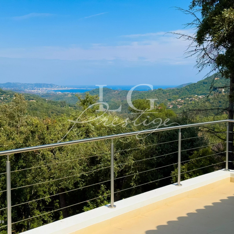 Superb, peaceful property with swimming pool and large flat grounds