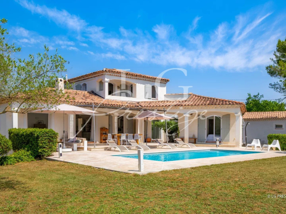 Superb, peaceful property with swimming pool and large flat grounds