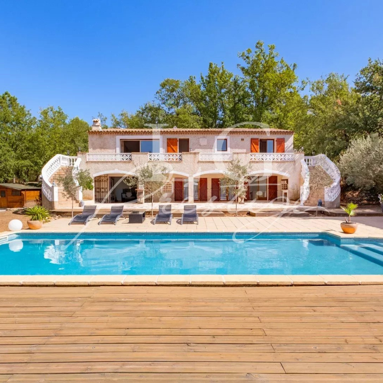 Contemporary villa with panoramic views of Tourrettes