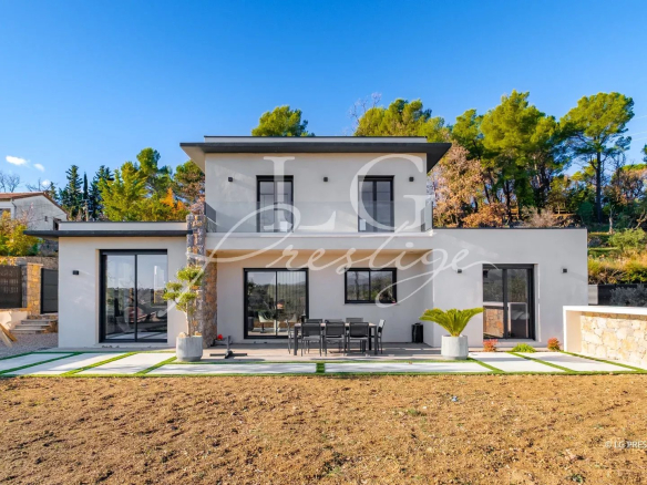 Contemporary villa with panoramic views of Tourrettes