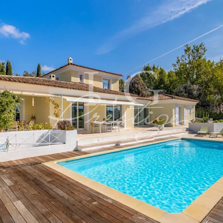 Contemporary villa with panoramic views of Tourrettes