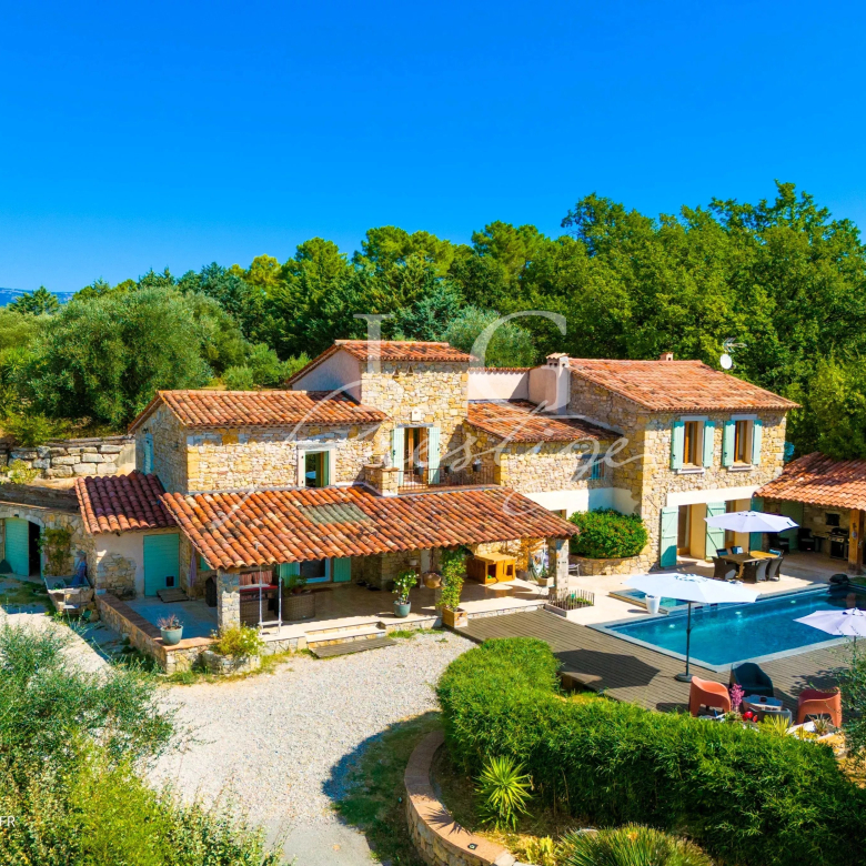 Belle villa lumineuse aux grands volumes, avec appartements indépendants et piscine