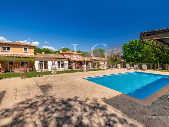 Belle villa lumineuse aux grands volumes, avec appartements indépendants et piscine