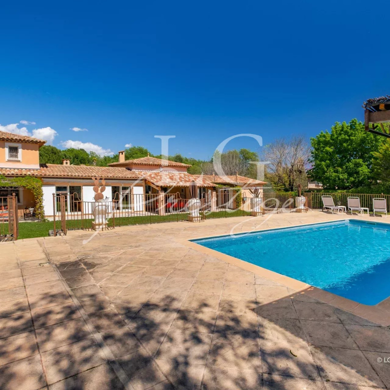 Mas en pierre authentique du 17 eme – Montauroux centre avec appartement indépendant