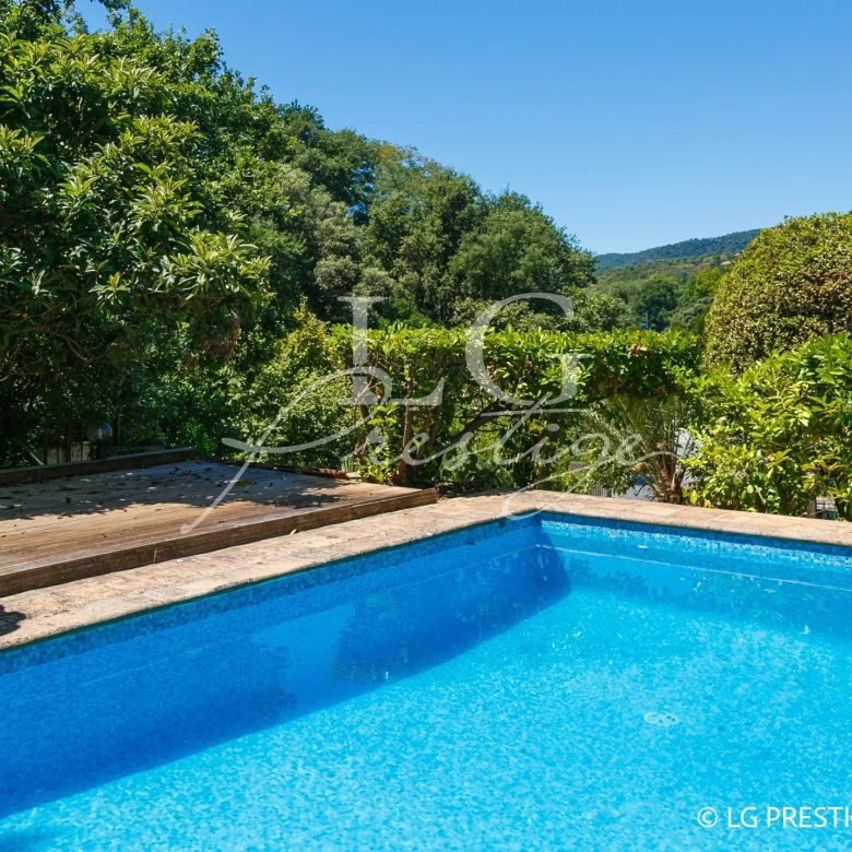Superbe propriété au calme avec piscine et grand terrain plat