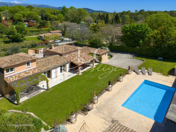 Beautiful, bright villa with spacious rooms, independent apartments and a swimming pool