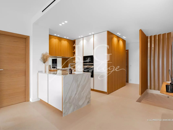 Renovated, dual-aspect apartment – ​​Elegance and panoramic sea view