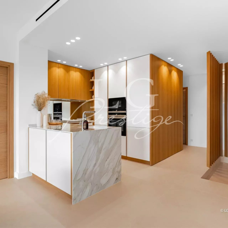 Exclusivité : à pieds des plages et des commerces.