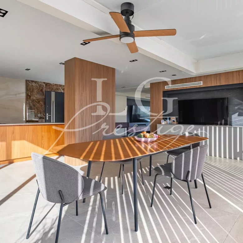 Renovated, dual-aspect apartment – ​​Elegance and panoramic sea view