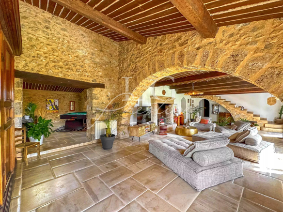 Canton of Fayence – Elegant 17th-century sheepfold with swimming pool and outbuildings