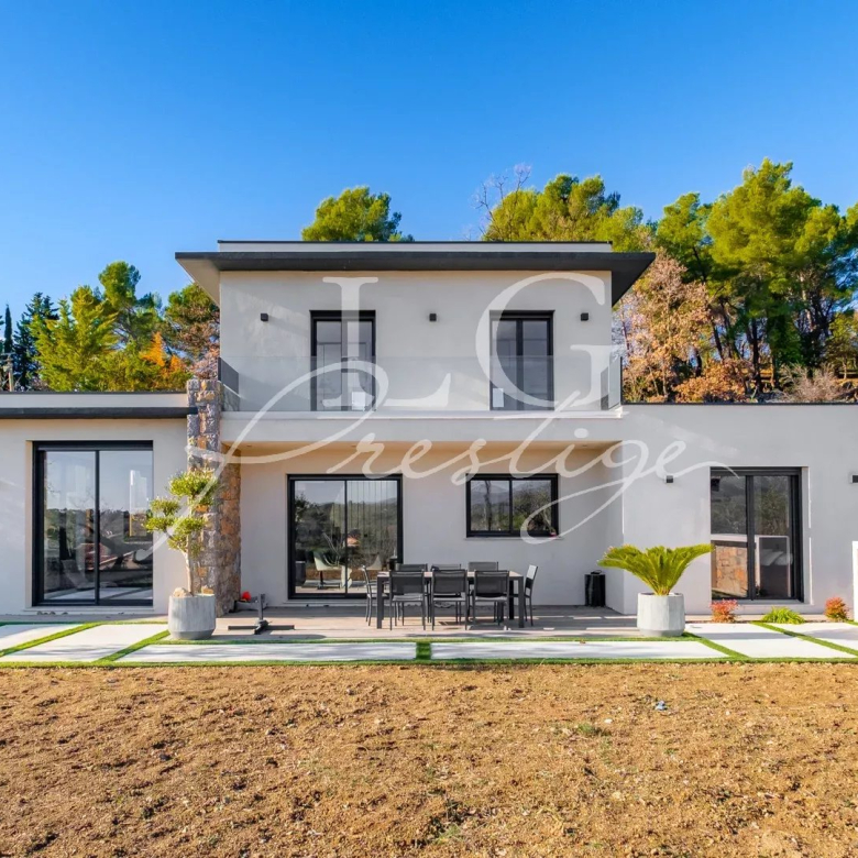 À 10 min de Mandelieu – Villa d’architecte dans domaine fermé