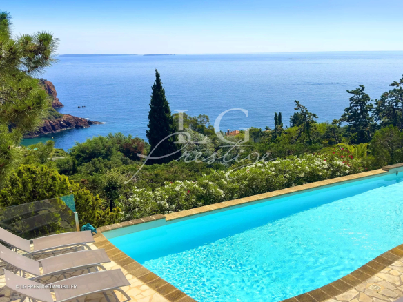 Élégante villa avec vue sur la mer à Théoule-sur-Mer