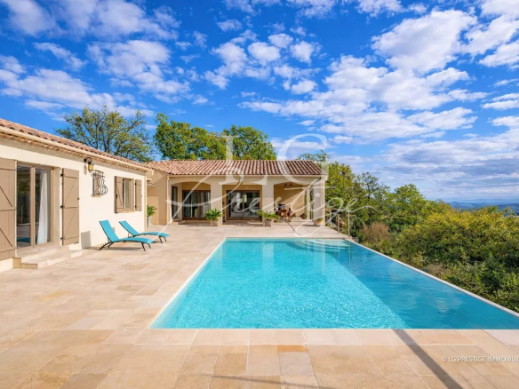 A 10 minutes de CALLIAN – Superbe villa avec vue dégagée jusqu’à la mer, au calme absolu