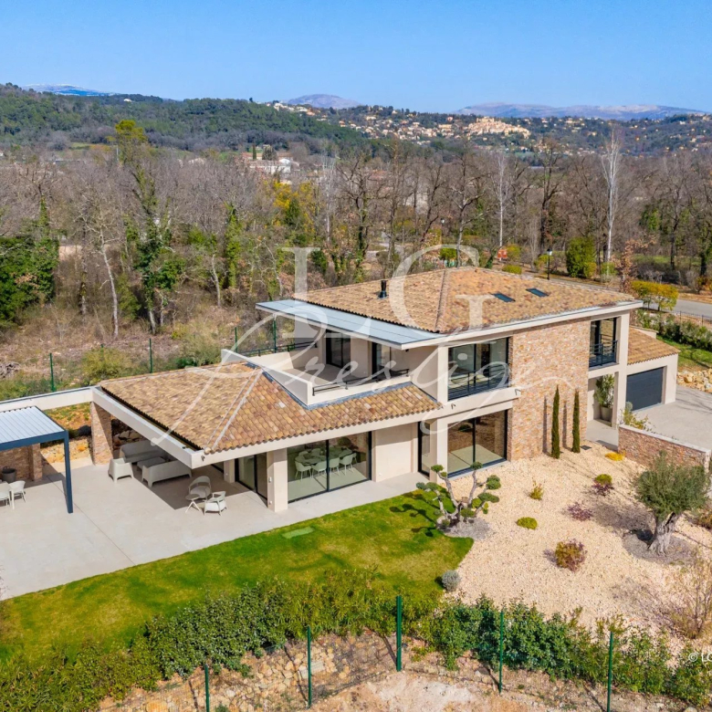 A 10 minutes de CALLIAN – Superbe villa avec vue dégagée jusqu’à la mer, au calme absolu