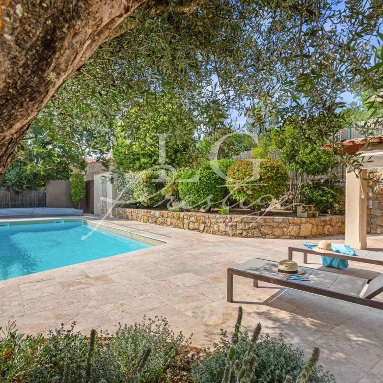 Exclusivité  –  Biot Village – Superbe propriété – 4 chambres. Piscine,  vue mer et à pieds du village