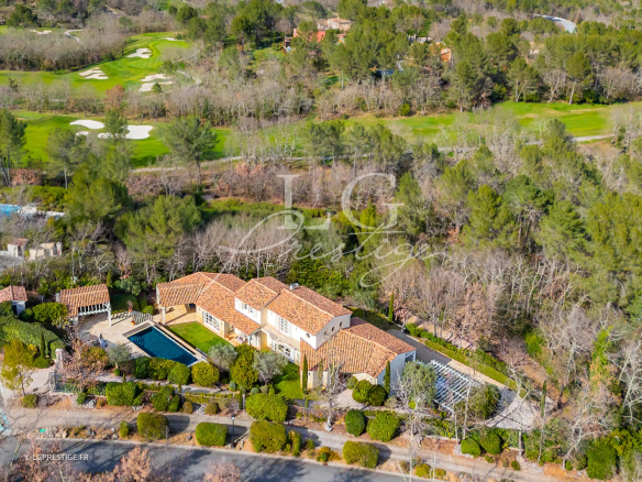 Élégante villa avec piscine au cœur du Domaine de Terre Blanche