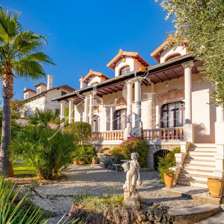 Exclusive listing in the Eygalieres Centre: Exceptional villa