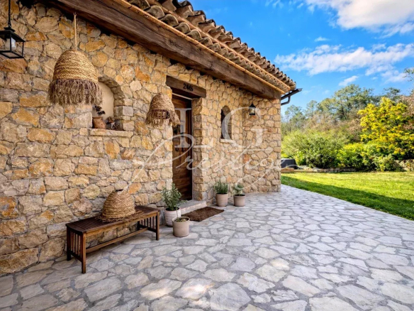 Seillans – Single-storey villa with swimming pool on 1.2 hectares of land