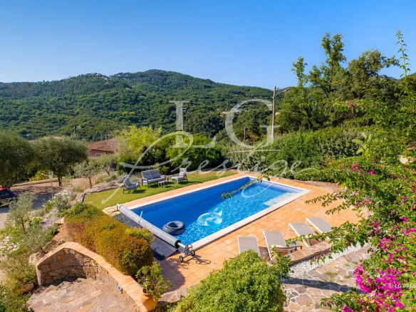 PANORAMIC VIEW OF THE ESTEREL MOUNTAINS AND A GLIMPSE OF THE SEA | VILLA 171m² | INDEPENDENT STUDIO | LES ADRETS DE L'ESTÉREL