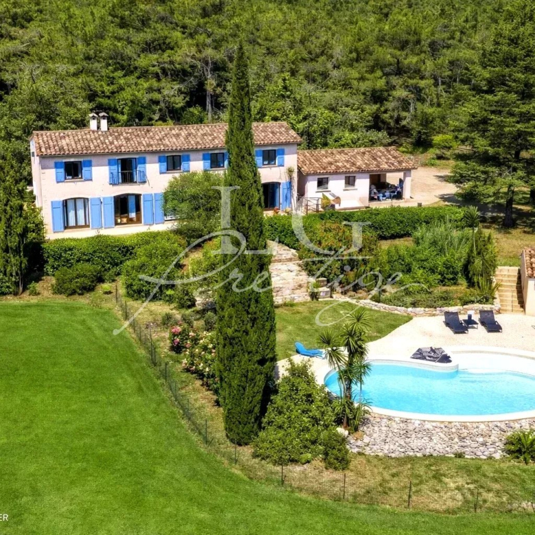 Villa avec piscine et vue dégagée – cadre paisible à 15 min de Fréjus