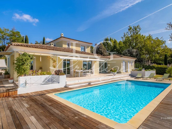 Villa avec piscine et vue dégagée – cadre paisible à 15 min de Fréjus